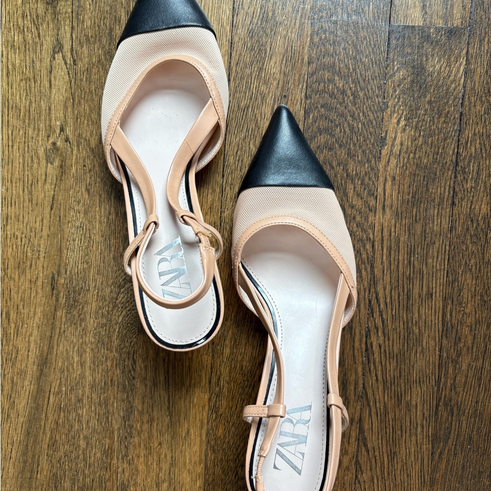 Zara Women's Black and Cream Flats
